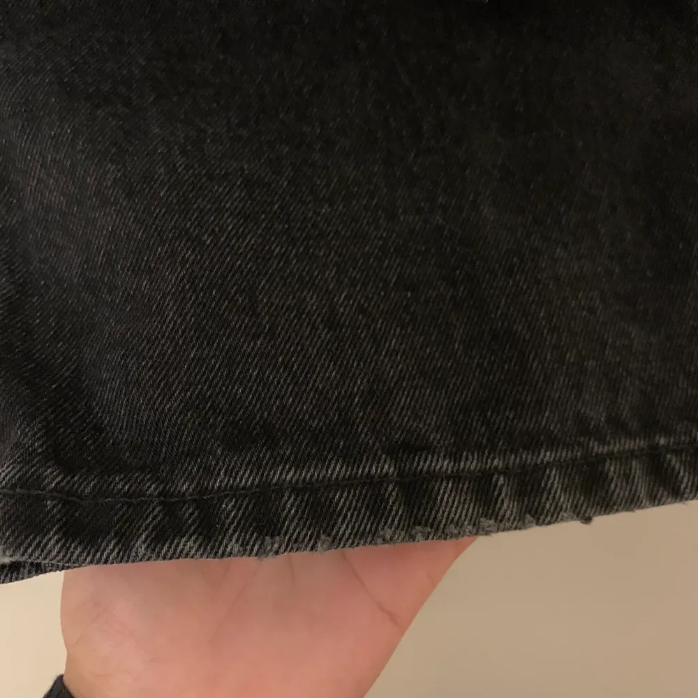 Jeans från weekday i modellen rowe och färgen echo black. Använda men bra skick, lite slitningar längst ned (se sista bilden) ✨ Köpare står för frakt. Jeans & Byxor.
