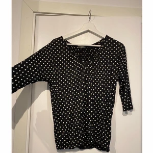 Tröja  - Vitprickig tröja . Extremt bekväm 