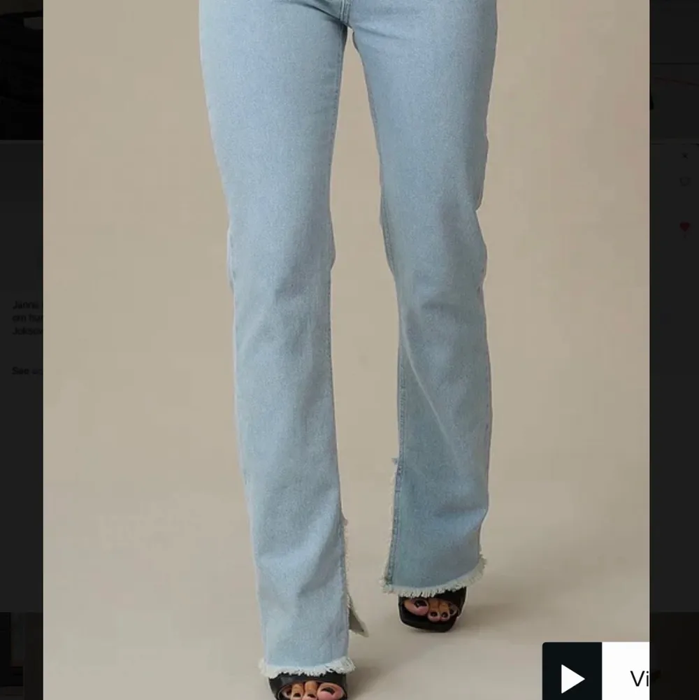 Säljer dessa jeans i svart och blå. Använt de blåa 3 ggr & svarta 1 gång. Säljer båda för 500kr & 350kr st. . Jeans & Byxor.