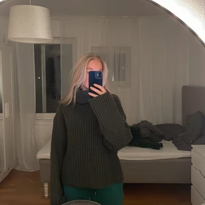 Stickad tröja  - Fin grå stickad tröja från bikbok 💗 säljer då den aldrig kommit t användning. Lappen är kvar // Nypris 400kr 