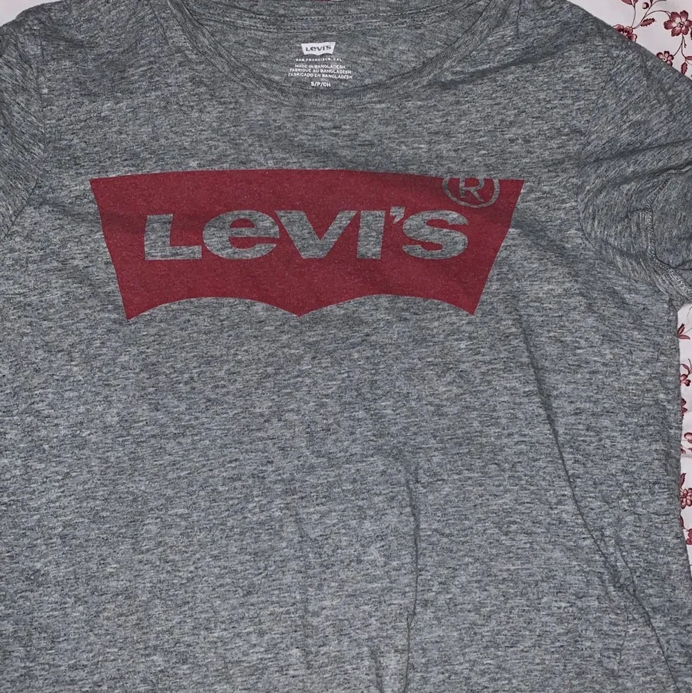Här säljs en Levis t-shirt i storlek S. Använd ett flertal gånger. NYPRIS = 200kr . Pris och fler bilder om så behövs kan alltid diskuteras!!💞 Säljes för att jag inte kommer att använda den något mer och någon annan kan få mycket mer nytta och glädje utav den! Köpt på kvinnoavdelningen men män kan också använda detta plagg skulle jag säga!!! . T-shirts.