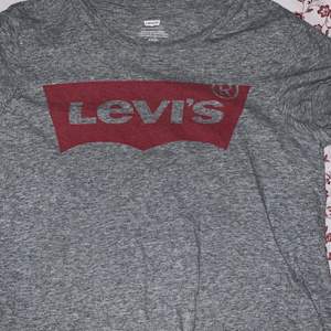 Här säljs en Levis t-shirt i storlek S. Använd ett flertal gånger. NYPRIS = 200kr . Pris och fler bilder om så behövs kan alltid diskuteras!!💞 Säljes för att jag inte kommer att använda den något mer och någon annan kan få mycket mer nytta och glädje utav den! Köpt på kvinnoavdelningen men män kan också använda detta plagg skulle jag säga!!! 