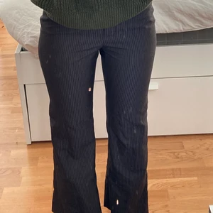 Lågmidjade kostymbyxor - Snygga lågmidjade kostymbyxor i bra skick :)  Köpta second hand och saknar lappar men skulle uppskatta att de passar XXS-XS! (Första bilden är fläckar på min spegel inte fläckar på byxorna :))