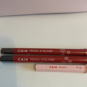 eyepencil och läppenna  - caia eyepencil i färgen svart och i brun, och läpppenna i färgen nougat. alla tre  för 150kr