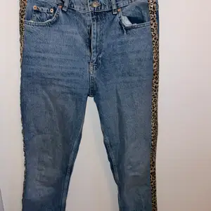 Jeans med pajletter i leopard från Gina, använda ett fåtal gånger. Ej stretchiga.