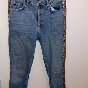 Perfect jeans 36 - Jeans med pajletter i leopard från Gina, använda ett fåtal gånger. Ej stretchiga.
