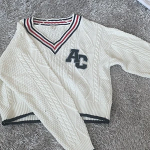 Vit sweater - Säljer denna fina vita sweater från Urban Outfitters. Storlek S. Fint kabelstickat mönster med fina detaljer, jätte fint till våren!! Köpt för 400kr säljer för 200kr. Pris kan sänkas vid snabb affär!!