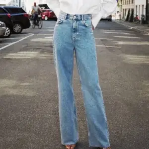 Säljer mina zara 90s full lenght som har varit mina favorit jeans länge men de har tyvärr blivit förstora för mig. De är använda en del men fortfarande i väldigt bra skick, inga defekter. De är avklippa så de passar någon mellan 155-165 beroende på hur man vill att de ska sitta. 💕 