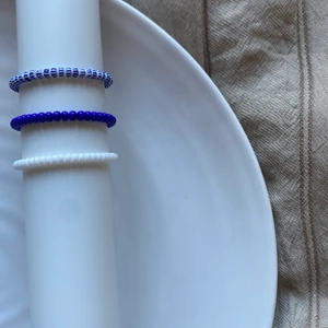 Pärlade ringar - Simple rings - 15kr st + frakt Fri frakt vid köp av alla tre, eller vid köp med ett annat smycke💓 Mät ditt finger för att dessa ska passa perfekt på dig! Dessa ringar älskar jag att matcha med mina metallringar för att de både lägger till lite färg men också för att de är såå snygga att matcha med både silver och guld ringar!💐💓