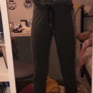 Calvin Clein mjukisbyxor - Säljer dessa fina Calvin Clein mjukisbyxor. Vill minnas att jag dem för köpta för 600kr och tror inte dem finns kvar att köpa. Fint skick säljer pga att dem är förkorta för mig (jag är 172). Om annan frakt önskas löser jag det.