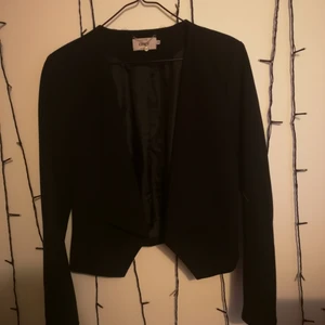 Only kavaj, stl 34 - En kortare kavaj från only i storlek 34, XS/S. Säljer då den inte längre passar, endast använd ett fåtal gånger och i perfekt skick. Orginalpris 450kr jag säljer den för 110 INKLUSIVE frakt.  Säljes via meddelande och INTE direkt köp. 