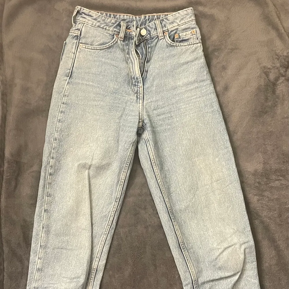 Säljer dessa fina Weekday jeans (Lash extra high mom jeans) Super fina, använt några gånger. De är förkorta för mig (är 178 cm) och är lite för tajta. Beredd att diskutera priset:). Jeans & Byxor.