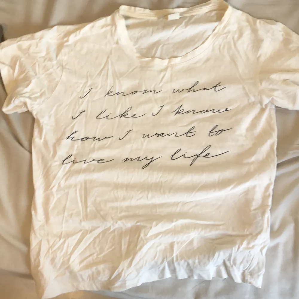 Gullig T-shirt. ”I know what I like I know how I want to live my life”. T-shirts.