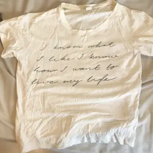 Gullig T-shirt. ”I know what I like I know how I want to live my life”