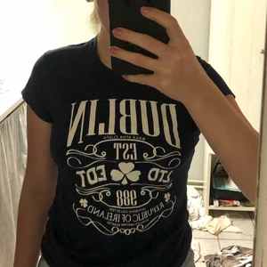 Mörkblå T-shirt - Fin t-shirt med coolt tryck på framsidan, det står L, men den passar mer som S-M