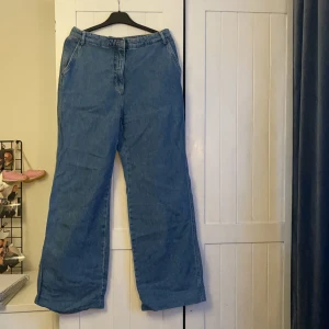 Jeans  - Breda Jeans från hm i strl 40