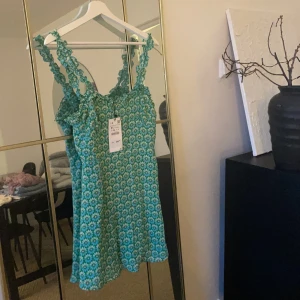 Zara klänning - Strl M. Aldrig använd. (Mer Som en small skulle jag säga)