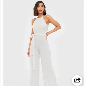 Nelly.com  - en jumpsuit med spets, aldrig använt. Kan skicka bilder på den:) den är köpt på Nelly.com för 599kr. Den är i storlek 42 (M)