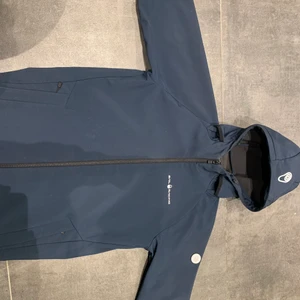 Sail racing jacka - Säljer min sail racing jacka nypris 1499  skick:9:10 endast använd några gånger storlek 168 (liten i storlek)