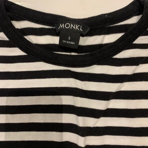 randig tröja monki  - en svart och vit randig tröja från monki! superbra skick✨✨✨