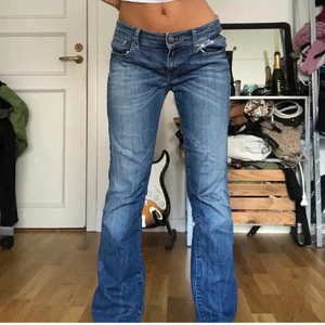 Lågmidjade jeans - Jätte fina jeans som tyvärr inte passar mig. (Lånade bilder)🌸         Midjemått: 81 cm Innerbensmått: 77 cm  