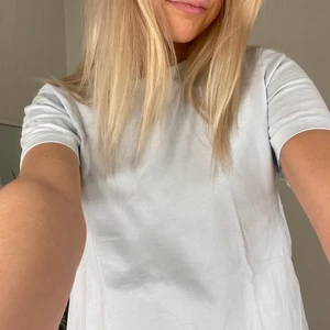 ljusblå t shirt - lite mer blå i verkligheten. jättefint skick, mer bastant tyg så kvaliten känns bra. Köparen står för frakten! 😁