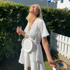 Studentklänning - Säljer nu min älskade studentklänning💕🥺 Använd 1 gång och älskade den! Inga defekter från studenten!! nypris 599kr