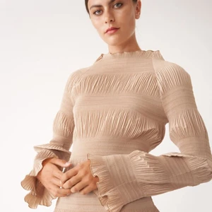 Blus med volangsdetaljer - Totême-inspirerad blus i sand/beige från Åhléns. True to size, aldrig använd. Nypris 499:-