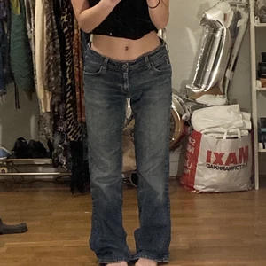 Lågmidjade Levis jeans - Säljer dessa asnajs lågmidjade Levis jeans i modellen 572 bootcut!🤓