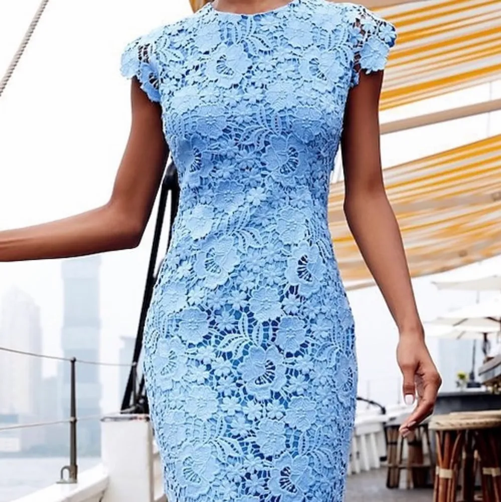 En blå klänning med blomm mönster. Aldrig använd. Helt ny. Original pris: 675kr. Klänningar.
