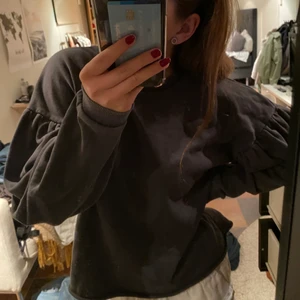 Tröja - Skit fin mörkgrå tröja med puffarmar❤️‍🔥