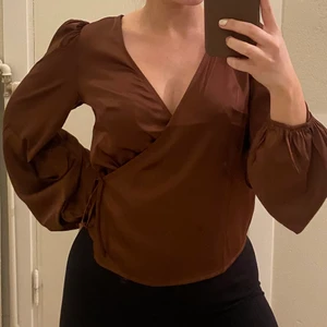 Blus från monki  - Superfin oanvänd omlottblus från monki, storlek 34. Säljer pga för stor 