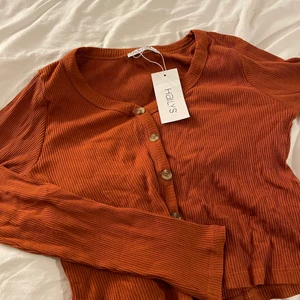 Tröjor i olika modeller  - Säljer dessa två tröjor i olika färger och modeller. Båda passar någon som är S och M. Den bruna tröjan passar även någon som är en liten L. Två näst intill oanvända tröjor. En för 30, två för 50 