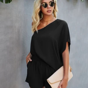 Shortsdress - Säljer denna festliga shortsdress i storlek 38. 