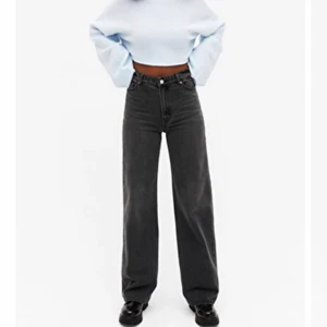 Monki jeans  - Urtvättade svarta monki jeans i modellen Yoko. Jätte snygga och sitter som smäcken. Köpta gör 400, säljes för 199💕