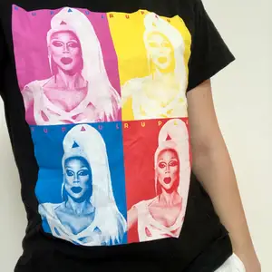 T-shirt köpt i Tyskland med tryck i 4 olika färger. Lätt att styla och perfekt strand t-shirt. 