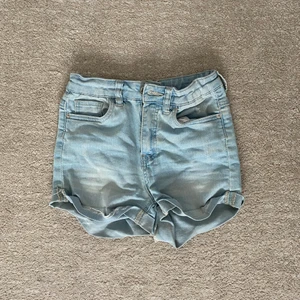Shorts  - Dessa shorts är super fina, men tyvärr för små i midjan! Toppen att ha på våren med leggings under eller på sommaren när man ska till stranden!