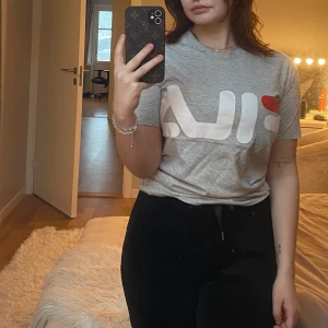 T-shirt från FILA - Säljer en grå t-shirt från Fila i väldigt gott skick, endast använd fåtal gånger. Stl XS