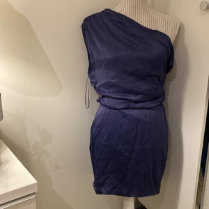 SATIN KLÄNNING - Marinblå satinklänning från märket misha collection strl S men passar säkert någon med XS. Har tyvärr inga egna bilder då den är för liten. Stängs med knappar och dragkedja på sidan💖 