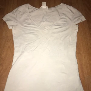 V ringad T-shirt  - Helt vandlig vit V ringad T-shirt, storlek XS 