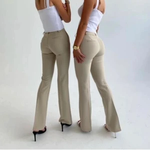 (Långa) Beiga Kostymbyxor  - Säljer dessa helt oanvända kostymbyxor från design by si⚡️⚡️ Såå snygga, storlek M med extra längd, passar mig på längden (jag är 178 cm)💗💗