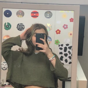 Grön croppad stickad tröja - En fin stickad croppad tröja. Fint skick, passar bra på våren då den är ganska sval. Säljer pga att den inte kommer till användning. Om annan frakt önskas löser jag det.