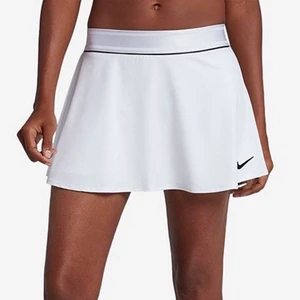 Tenniskjol från Nike - Fin tenniskjol från Nike. Använd fåtal gånger, den är som ny. Säljer då jag har många andra tenniskjolar. Funkar utmärkt som vanlig kjol. Nypris är ca 500kr. Skickas spårbart för 51kr