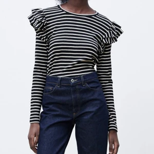 ZARA VOLANGTOPP - helt ny och oanvänd volangtopp som jag säljer pga inte min stil! Säljes för 200kr exkl. frakt på 66 kr! 💘 om flera är intresserade startas budgivning ! Finns en i S och en i m. Köp direkt för 300 samt frakt!