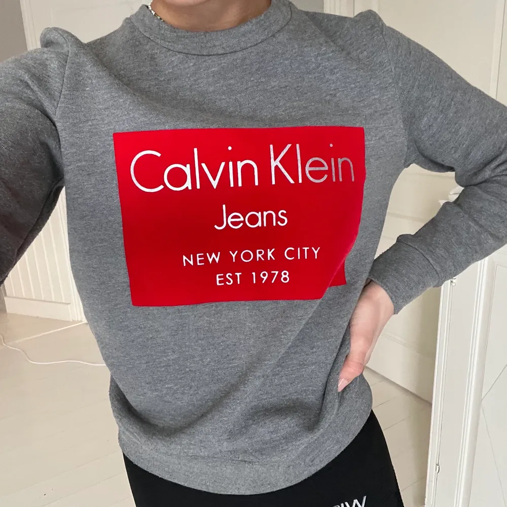 Sweatshirt/sweater/crewneck från Calvin Klein. Väldigt skön och mycket bra skick fortfarande! . Hoodies.