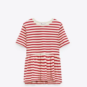 Zara randig T-shirt  - Röd randig t-shirts från zara❤️❤️ är som ny!!