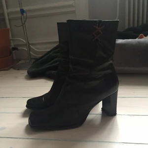 Boots med fyrkantig tå - Superfina och sköna boots med fyrkantig tå! 