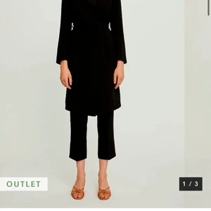 En stylin kappa i svart  - En väldigt basic kappa i svart, dock utan bälte. Ny pris för jackan är 2499kr men säljer ett schyst pris 1000kr