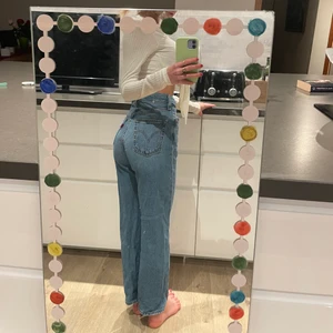 Levis jeans  - Dom mest perfekta blåa Levis jeansen🥺 ribcage straight i storlek 23, i vanliga jeans har jag XS. Är 158 cm lång 🙏