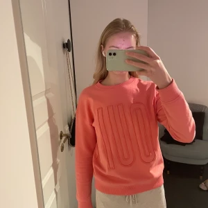 Rosa tröja - Rosa collagetröja som det står OUI på. Köpt på Mango för nåt år sen men inte så mycket använd. Den är i bra skick och är väldigt skön. 